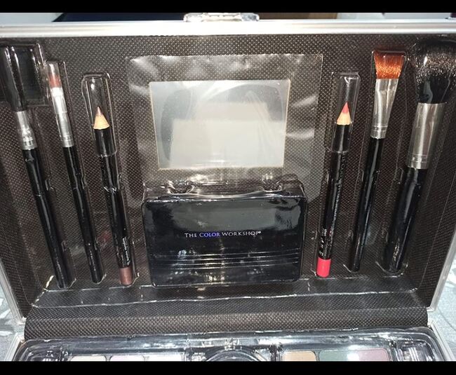 Markwins Maletín de Maquillaje Bon Voyage Makeup Set - Maletin con  Maquillaje Incluido Completo en un Maletín Plateado y Elegante con Espejo  Incluido